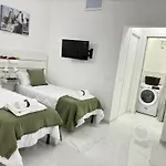 Your Home, Two Steps From The Sea דירה